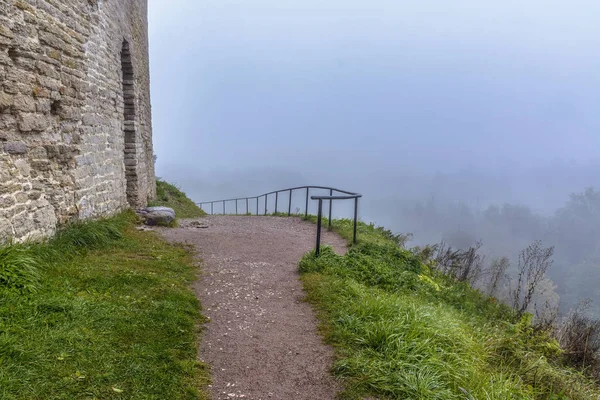 Izborsk antik şehrinde sisli bir sonbahar sabahı. — Stok fotoğraf