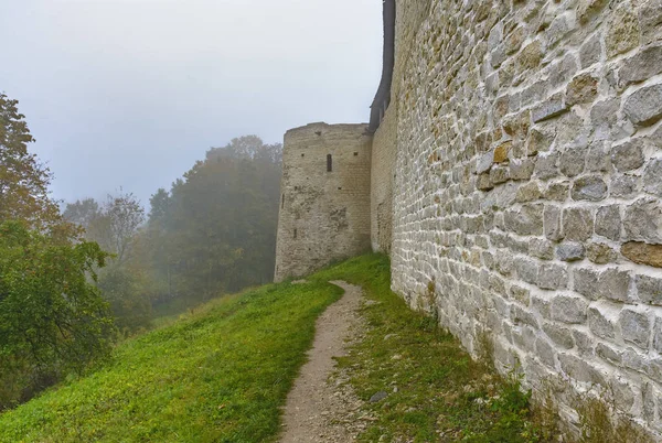 Izborsk antik şehrinde sisli bir sonbahar sabahı. — Stok fotoğraf