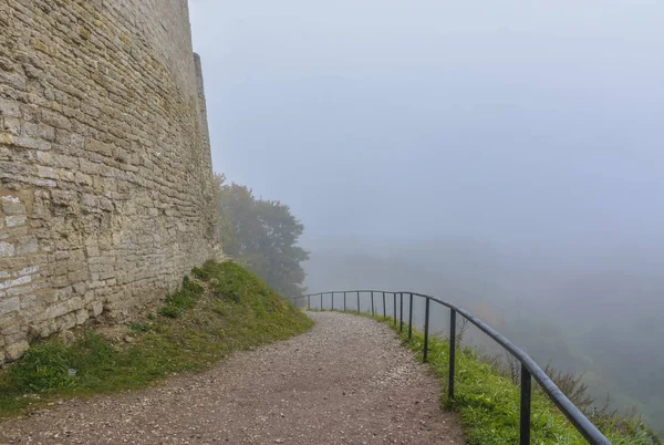 Izborsk antik şehrinde sisli bir sonbahar sabahı. — Stok fotoğraf