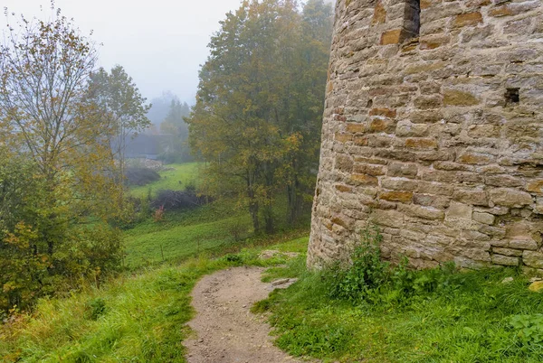 Foggy autumn morning in the ancient city of Izborsk. — Stock Photo, Image