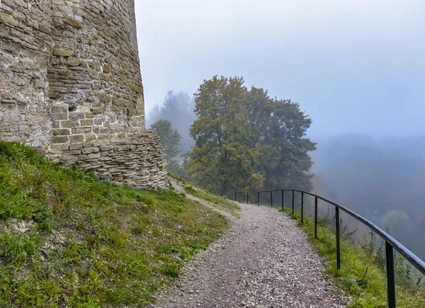 Izborsk antik şehrinde sisli bir sonbahar sabahı. — Stok fotoğraf