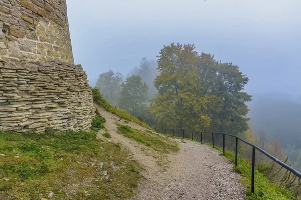 Izborsk antik şehrinde sisli bir sonbahar sabahı. — Stok fotoğraf