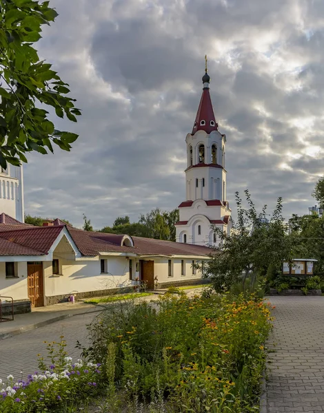 A Szent Védelmi Székesegyház harangtornya, magasság kb. 30 met — Stock Fotó