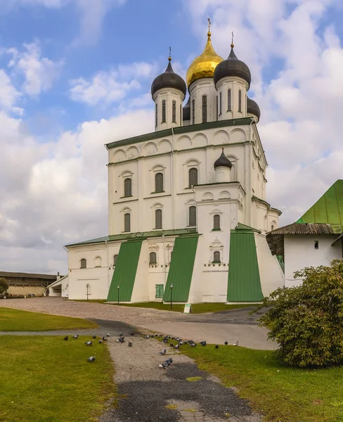 Catedral de la Santísima Trinidad, Iglesia Ortodoxa en Pskov, Catedral de t — Foto de Stock