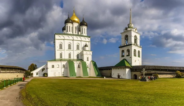 Catedral de la Santísima Trinidad, Iglesia Ortodoxa en Pskov, Catedral de t — Foto de Stock