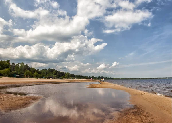 Słoneczny dzień nad jeziorem Ladoga. — Zdjęcie stockowe