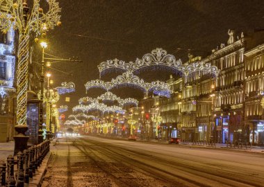  Nevsky 'nin yeni yılı için kar kaplı ve süslenmiş olarak Aralık ayı başında gelecek.. 