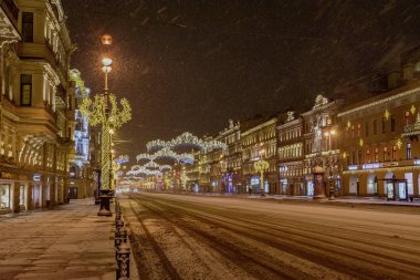  Nevsky 'nin yeni yılı için kar kaplı ve süslenmiş olarak Aralık ayı başında gelecek.. 