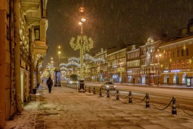  Nevsky 'nin yeni yılı için kar kaplı ve süslenmiş olarak Aralık ayı başında gelecek.. 