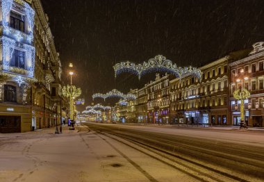  Nevsky 'nin yeni yılı için kar kaplı ve süslenmiş olarak Aralık ayı başında gelecek.. 