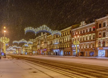  Nevsky 'nin yeni yılı için kar kaplı ve süslenmiş olarak Aralık ayı başında gelecek.. 