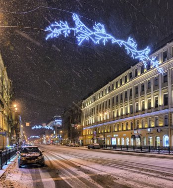  Yeni yıl için kar kaplı ve süslenmiş Aralık sabahı erken saatlerde St. Marat. 