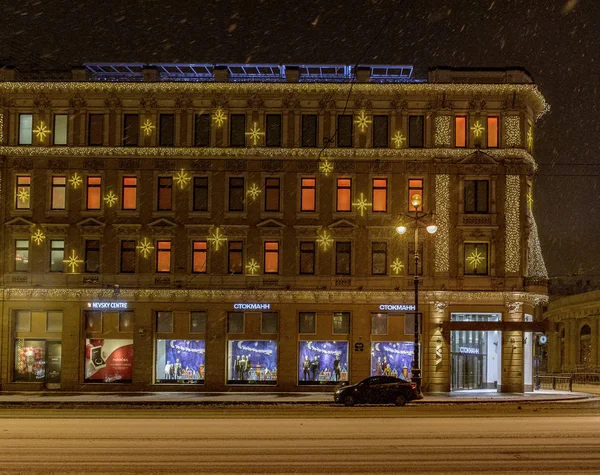 Засніжені і прикрашені до Нового року Невський перспективи на початку грудня.. — стокове фото