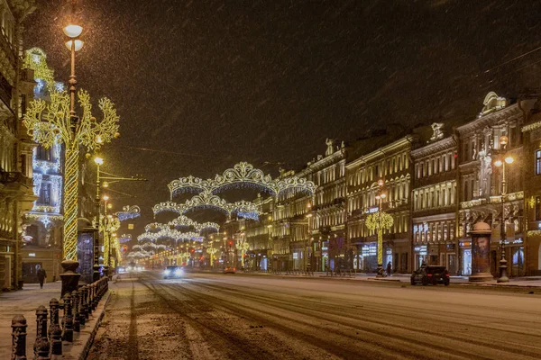 Pokryty śniegiem i urządzone dla New Year Nevsky perspektywa na początku grudnia rano. — Zdjęcie stockowe