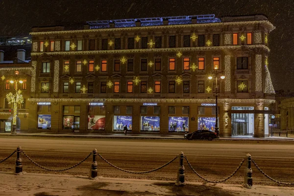 Neige couverte et décorée pour le Nouvel An Nevsky perspective au petit matin Décembre . — Photo