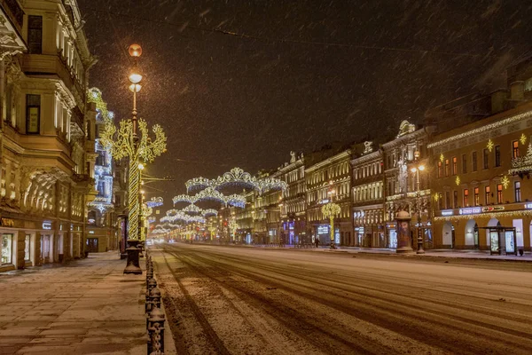 Sneeuw bedekt en versierd voor het nieuwe jaar Nevsky vooruitzicht in de vroege december ochtend. — Stockfoto