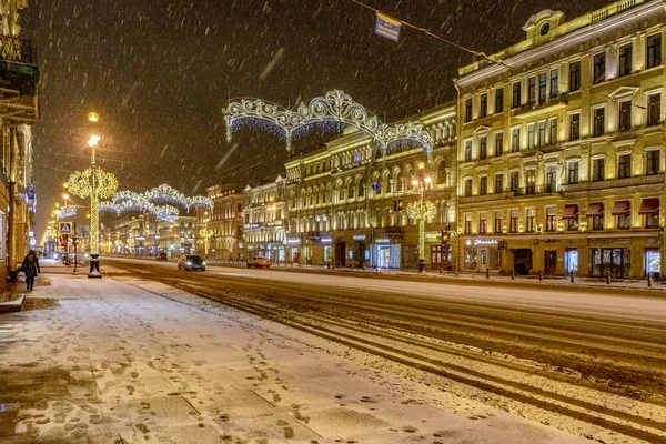 Cubierto de nieve y decorado para la perspectiva de Año Nuevo Nevsky a principios de diciembre por la mañana . — Foto de Stock