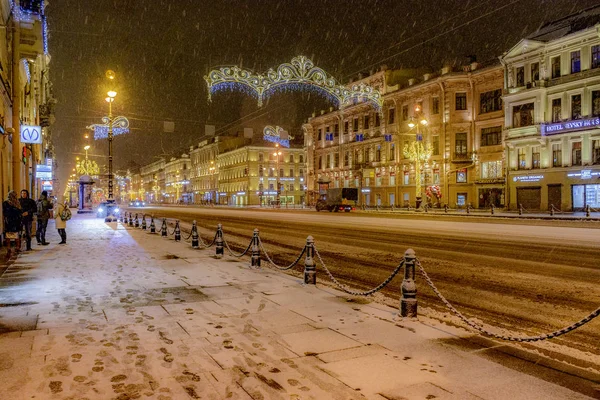 Pokryty śniegiem i urządzone dla New Year Nevsky perspektywa na początku grudnia rano. — Zdjęcie stockowe