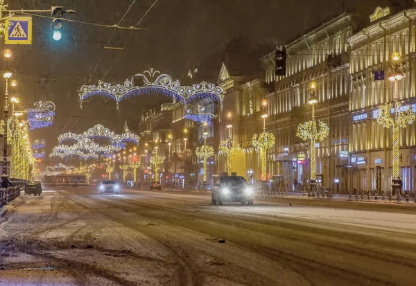Засніжені і прикрашені до Нового року Невський перспективи на початку грудня.. — стокове фото