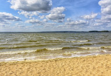 Zaslavsky barajının kumsalında rüzgarlı bir gün.. 