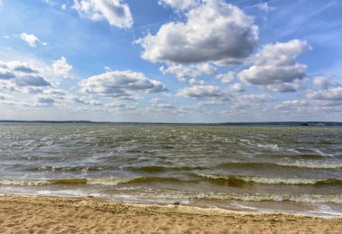 Zaslavsky barajının kumsalında rüzgarlı bir gün.. 