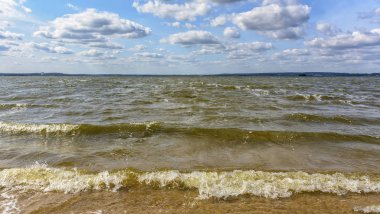 Zaslavsky barajının kumsalında rüzgarlı bir gün.. 
