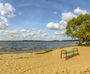 Zaslavsky barajının kumsalında rüzgarlı bir gün.. 