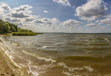 Zaslavsky barajının kumsalında rüzgarlı bir gün.. 