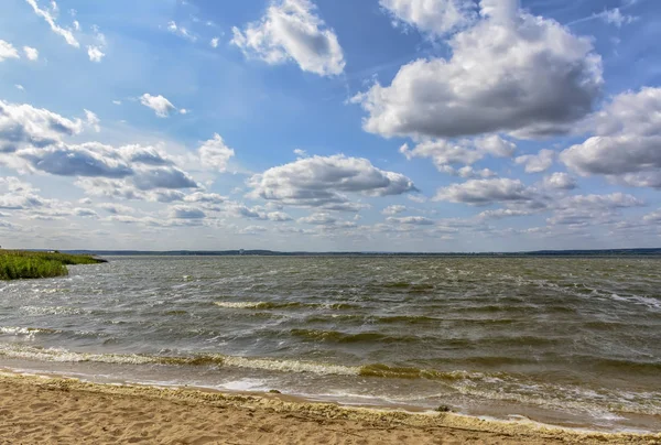 Ветреный день на пляже Заславского водохранилища . — стоковое фото