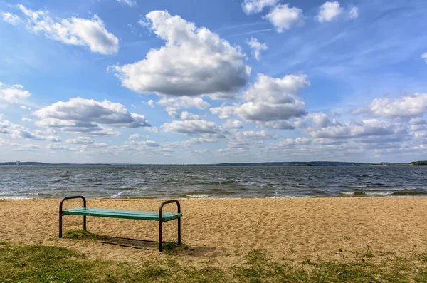 Зимовий день на пляжі в Заславському водосховищі.. — стокове фото