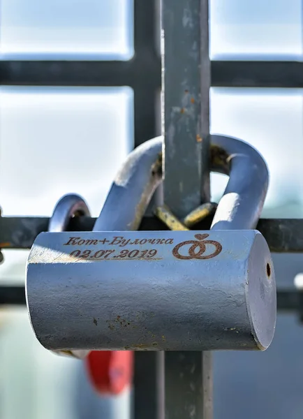 Lovers stänga slussen på bron stolpen, och nyckeln kastas — Stockfoto