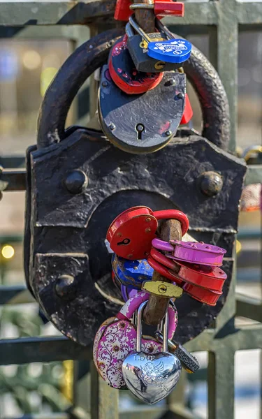 Os amantes fecham a fechadura no poste da ponte, e a chave é jogada — Fotografia de Stock