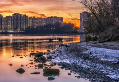 Rybatskoye bölgesindeki Neva nehrinin aydınlık Aralık şafağı