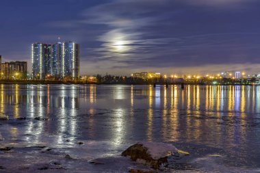 Rybatskoye bölgesindeki Neva nehrinin aydınlık Aralık şafağı