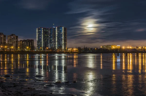 Ljus december gryning på Neva floden i Rybatskoye distriktet i — Stockfoto