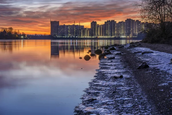 Bright December dawn on the Neva river in Rybatskoye district in — Stock Photo, Image