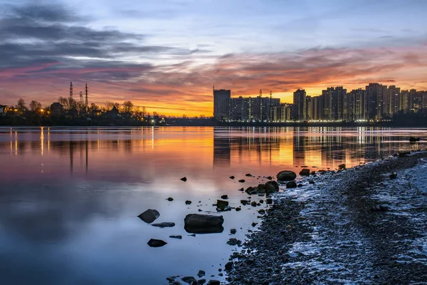 Bright December dawn on the Neva river in Rybatskoye district in — Stock Photo, Image