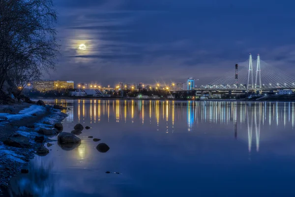 12月明媚的黎明时分，在里巴茨科耶地区的涅瓦河上 — 图库照片