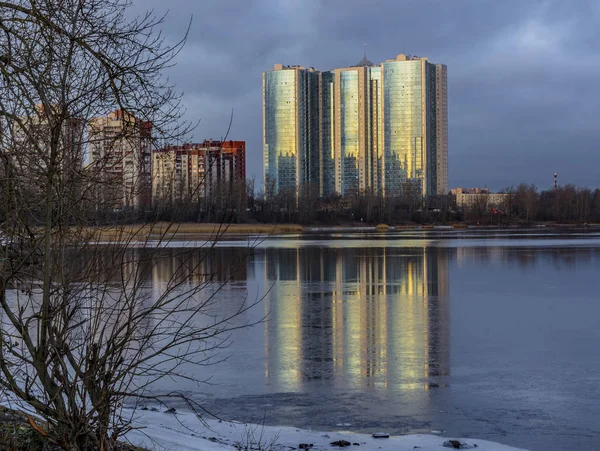 Brillante amanecer de diciembre en el río Neva en el distrito de Rybatskoye en — Foto de Stock