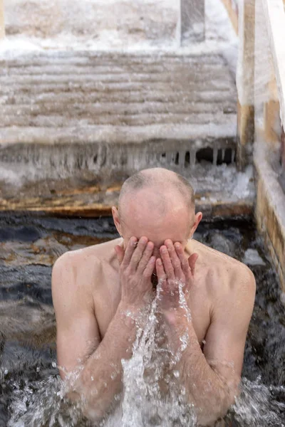 Residentes de banho de São Petersburgo no buraco na festa de — Fotografia de Stock