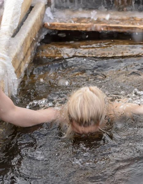 Bañar a los residentes de San Petersburgo en el agujero en la fiesta de —  Fotos de Stock