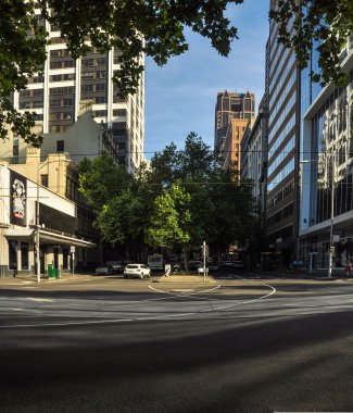 Melbourne sokaklarının ışığı ve gölgesi.