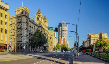 Melbourne 'un yeşilliğine dalmış.