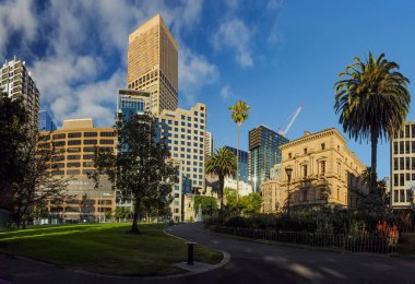 Melbourne 'un yeşilliğine dalmış.