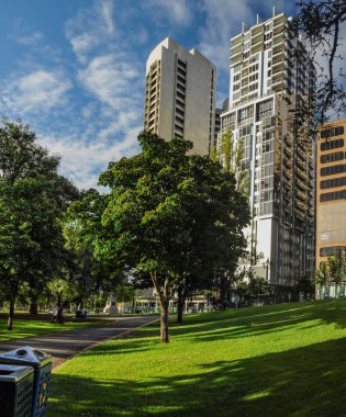 Melbourne 'un yeşilliğine dalmış.