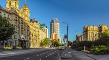 Melbourne 'un yeşilliğine dalmış.