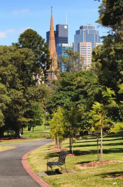 Melbourne 'un yeşilliğine dalmış.