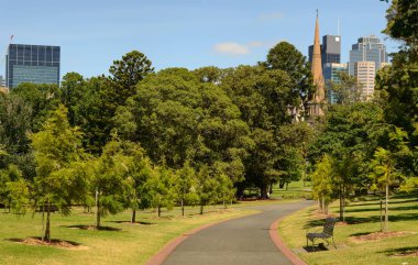 Melbourne 'un yeşilliğine dalmış.