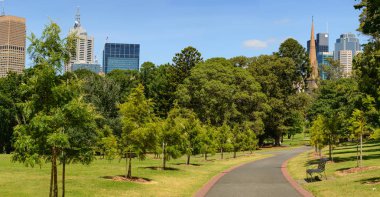 Melbourne 'un yeşilliğine dalmış.