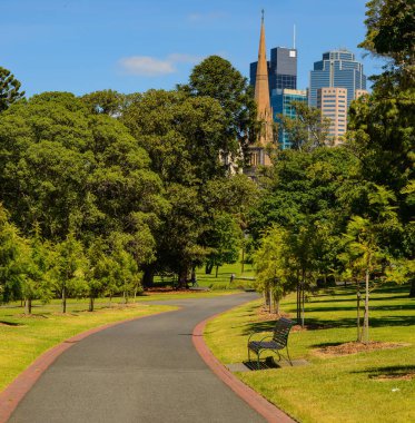 Melbourne 'un yeşilliğine dalmış.